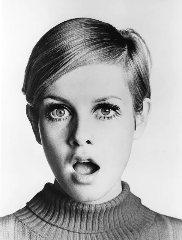 twiggy makeup with heavy mascara and gelled hair 